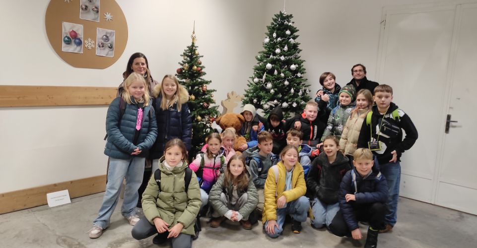 Exkurze čtvrťáků do výrobny vánočních dekorací 