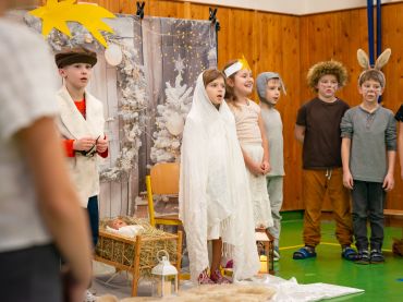 Foto k aktualitě Ohlédnutí za vánočním divadlem druhých tříd 