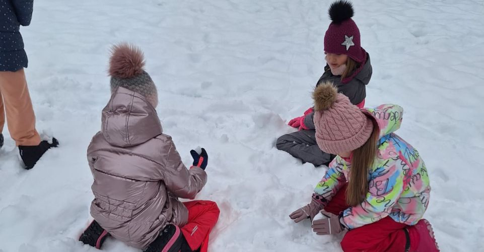 Tvoření ze sněhu - 2. B