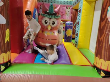 Foto k aktualitě Prvňáčci na Festivalu skákacích hradů