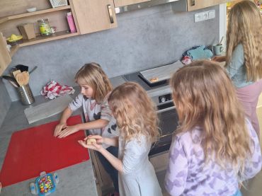 Foto k aktualitě Pečení velikonočních jidášů v 2. B