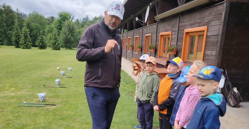Prvňáčci na golfovém kurzu