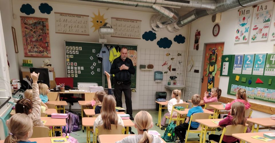 Beseda s policistou v 1. třídě
